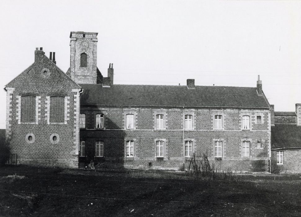 bâtiments enserrant l’ancienne église, façade sud-ouest