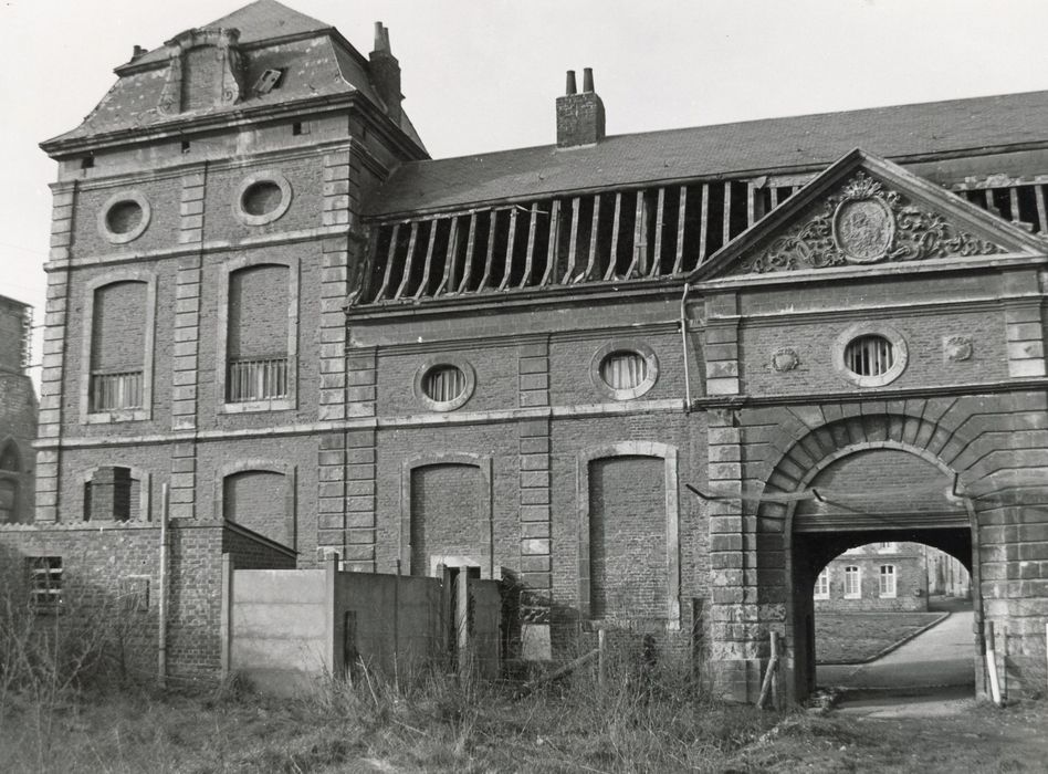 porterie, façade sud-est, vue partielle