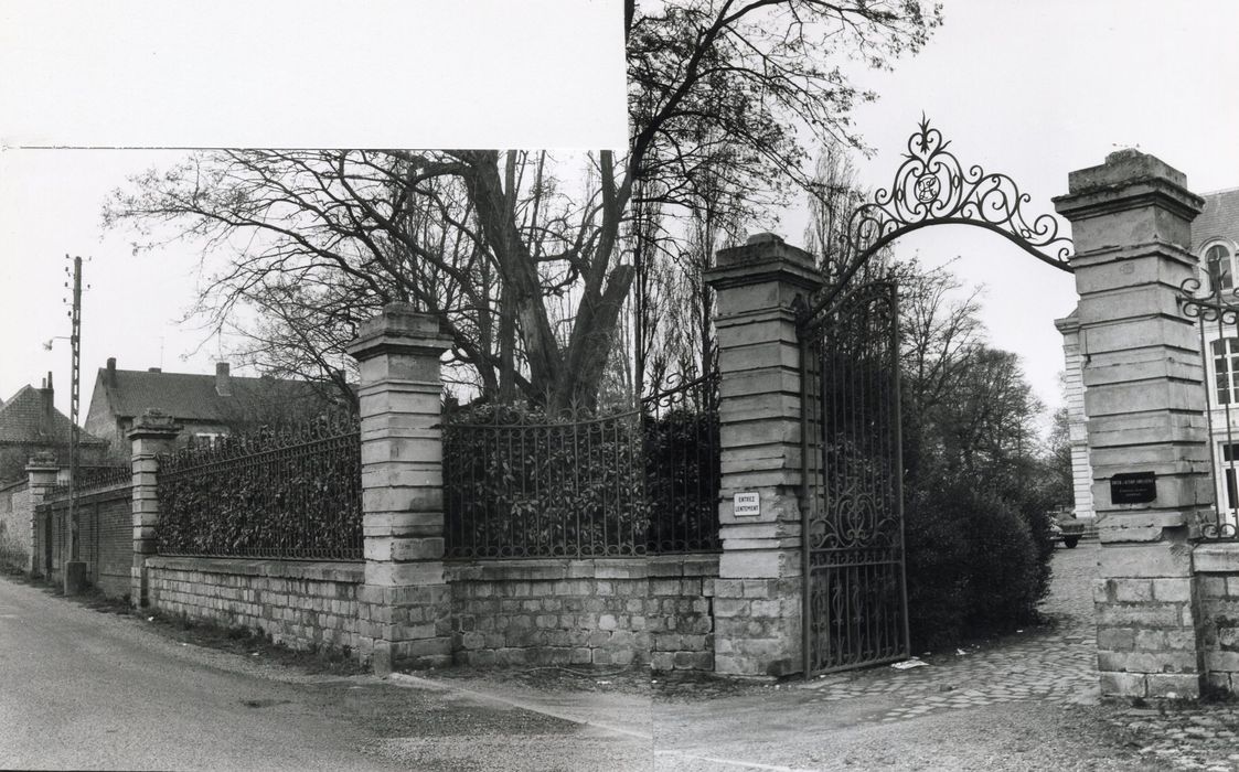 grille d’accès sud à la cour d’honneur