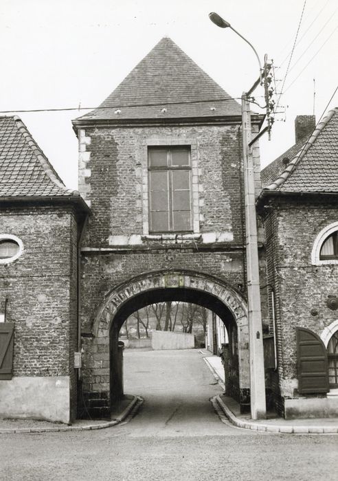 porche d’accès, élévation sud