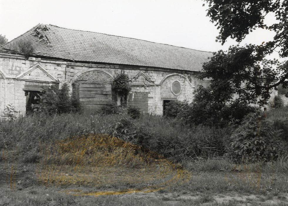 communs, façade sud, vue partielle