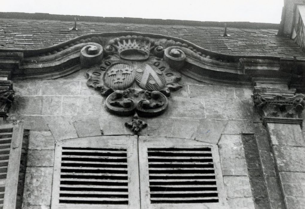 façade sud, détail des armoiries