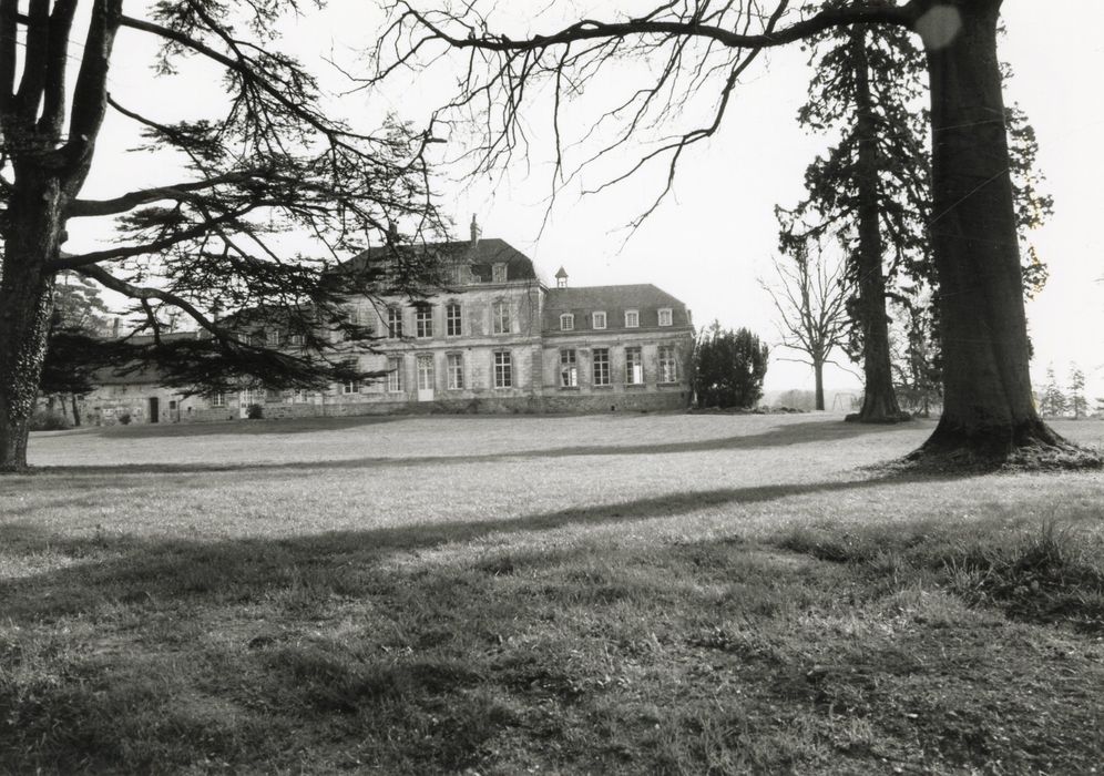 vue partielle du château dans son environnement depuis l’Ouest