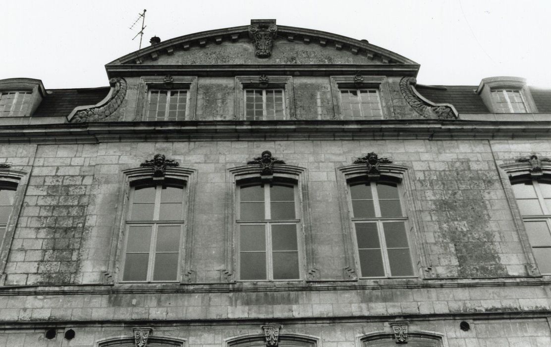 façade ouest, détail du fronton