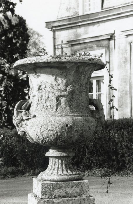 parc, détail d’un vase ornant la terrasse