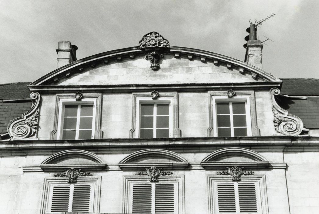 façade est, détail du fronton