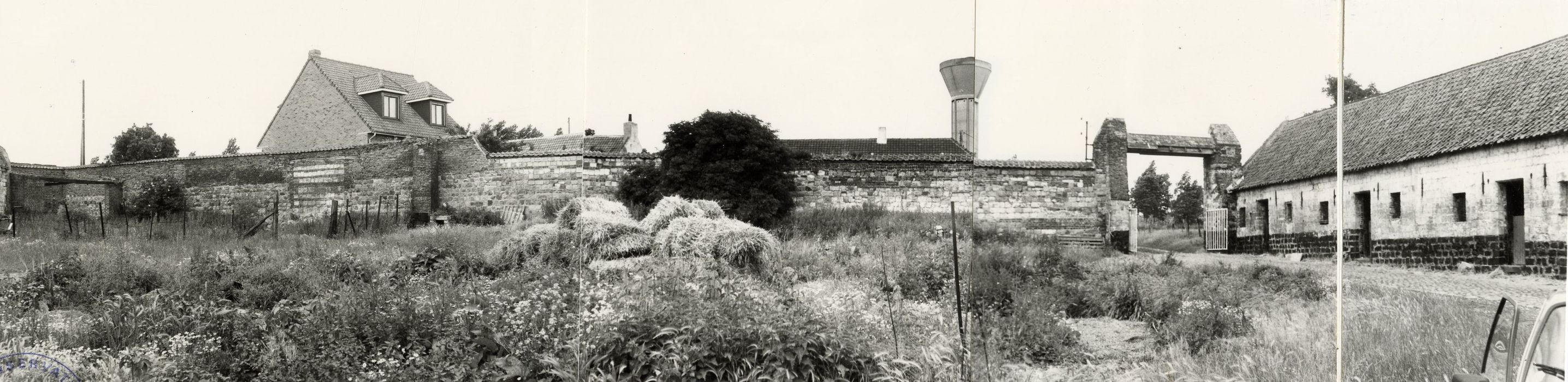 vue partielle du mur de clôture