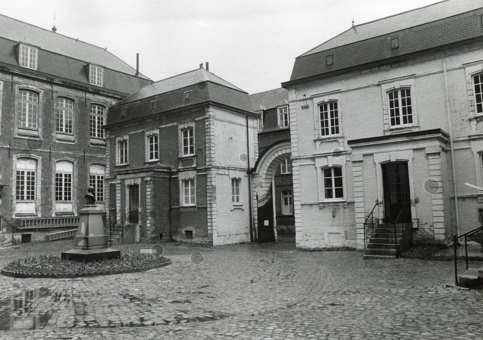 cour intérieure, vue partielle des façades