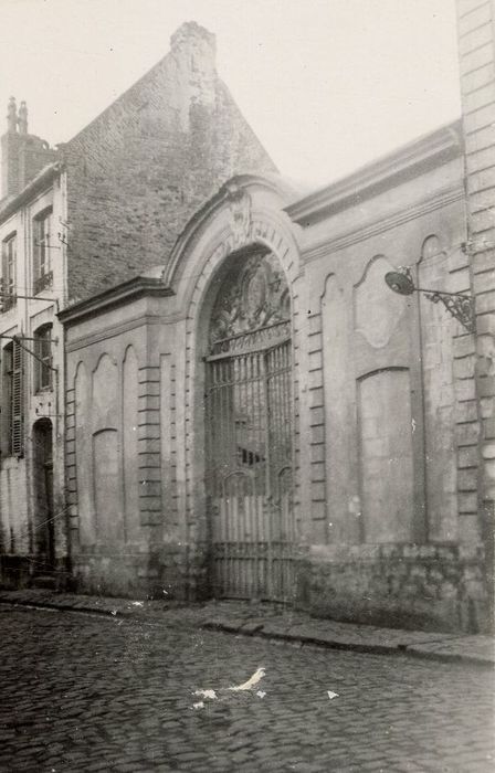 portail d’accès sur rue à la cour d’honneur