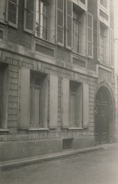 façade sur rue, vue partielle