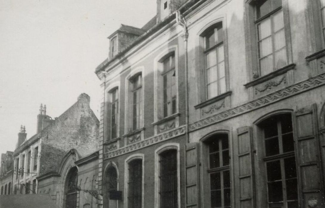 façades sur rue, vue partielle