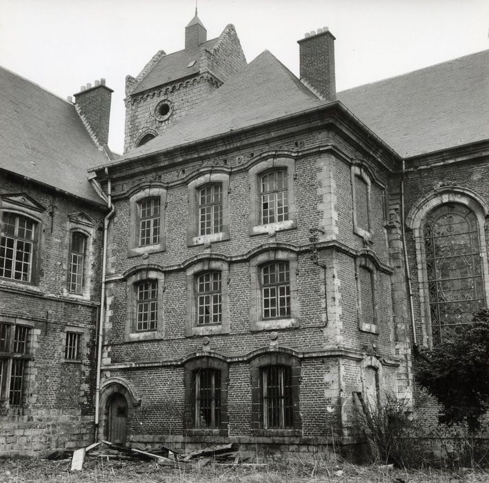 bâtiment d’angle contre la façade latérale sud de l’église