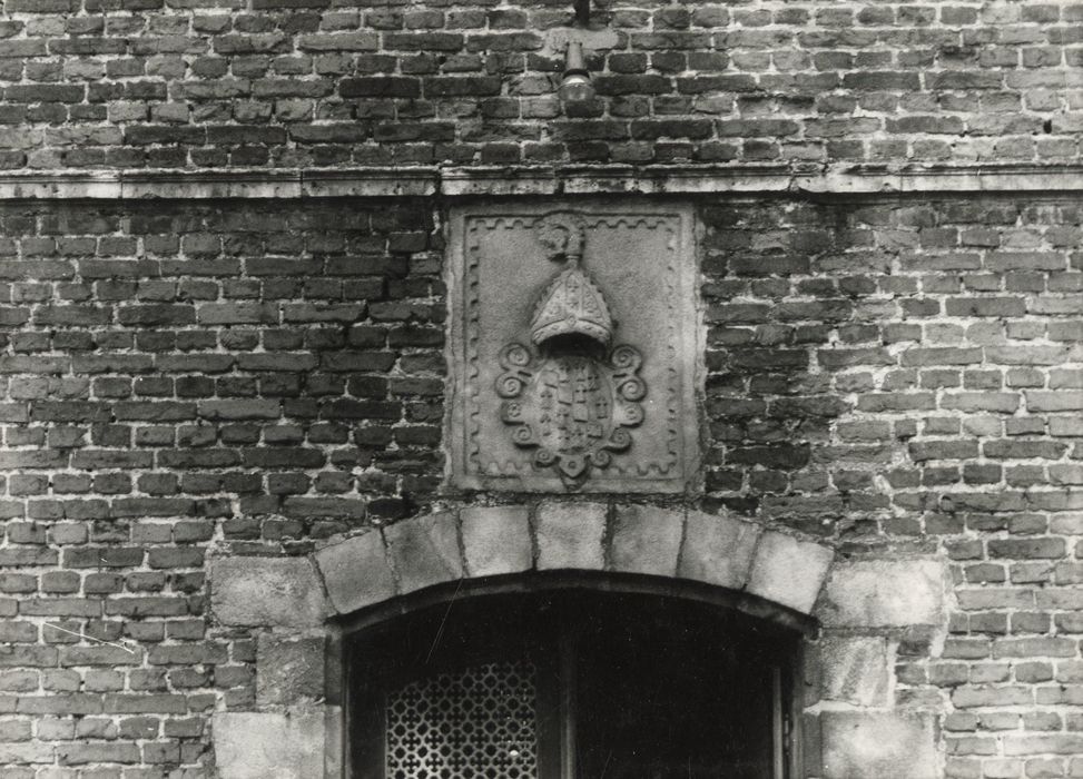 façade sud-ouest, détail du bas-relief armorié aux armes de Jean Sarrazin, abbé de Saint Vaast