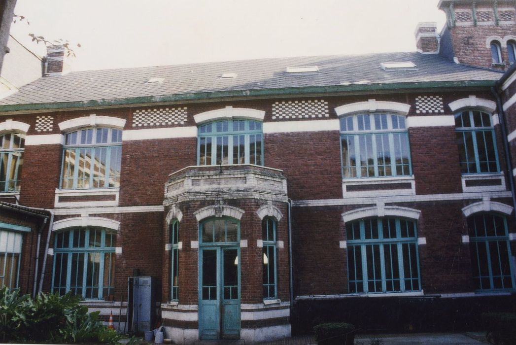 façade sur jardin côté hall d’entrée