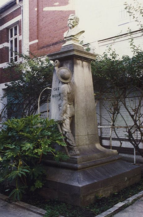 monument à Casimir Beugnet dans le jardin