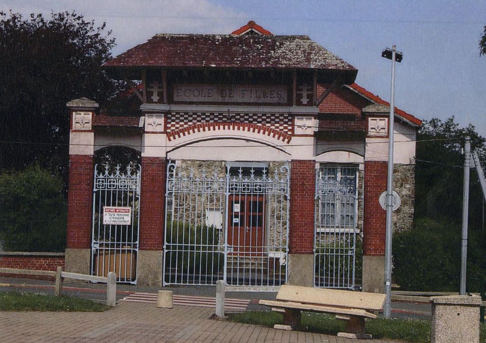 portail d’accès sur rue à la cour de l’école des Filles (photocopie numérisée)