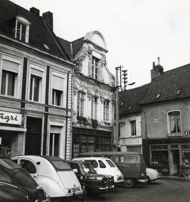 façade sur la place