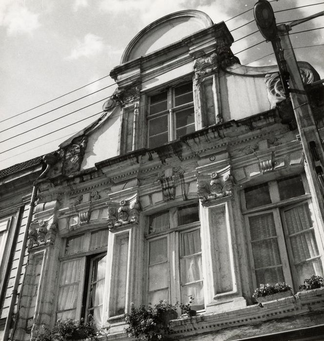 façade sur la place, vue partielle