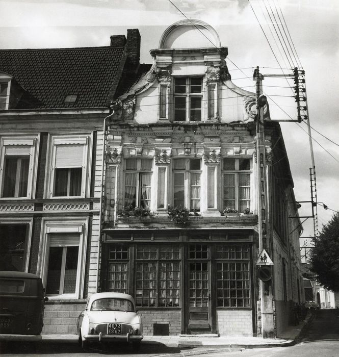 façade sur la place