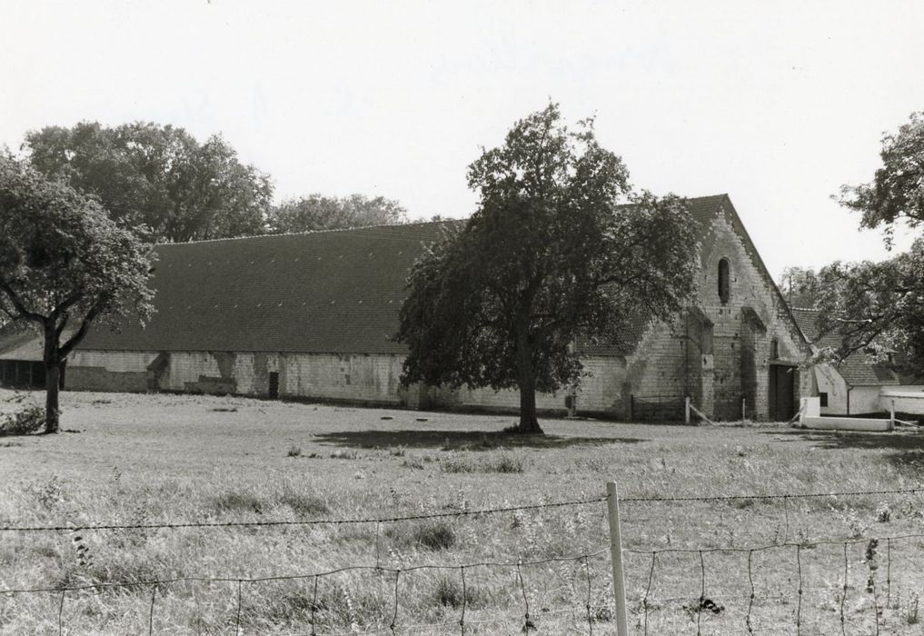 grange, flanc est, vue partielle