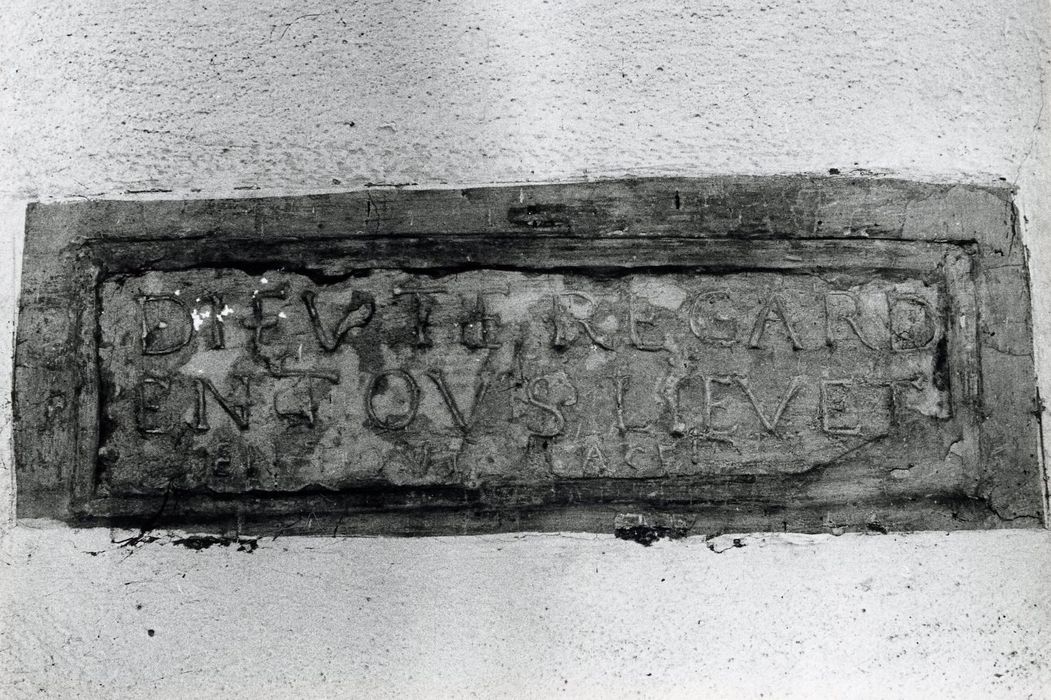 mur extérieur, détail d’une inscription