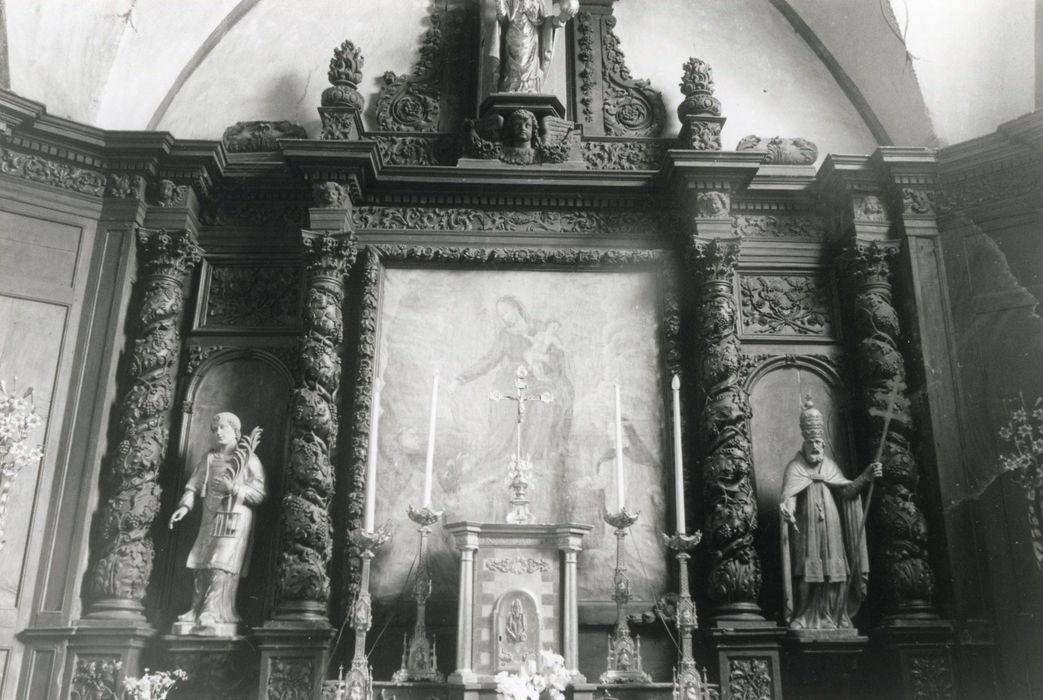 maître-autel, retable, tableau : Remise du rosaire à saint Dominique et sainte Catherine, statues : Dieu le père, saint Laurent, saint Pierre