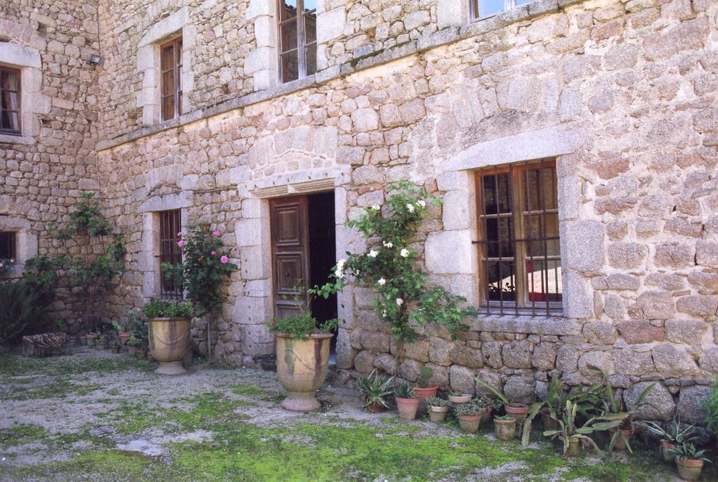 façade nord-ouest, vue partielle