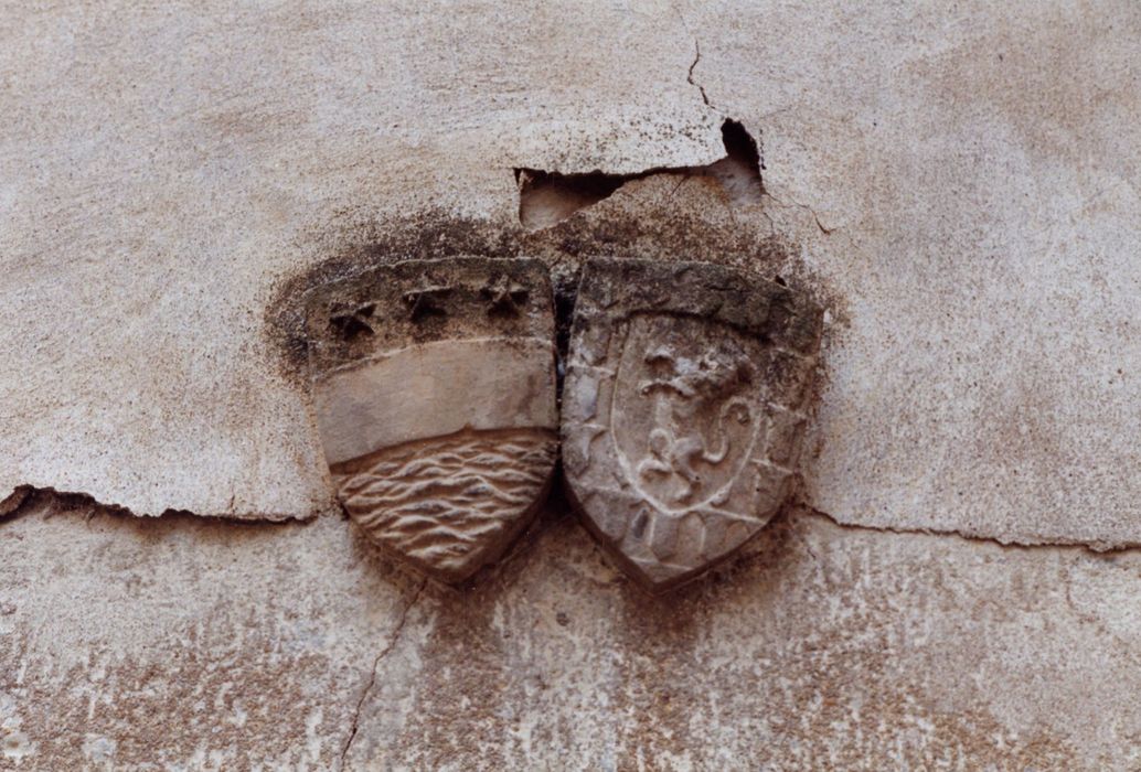 tourelle d’escalier, détail de deux bas-reliefs armoriés