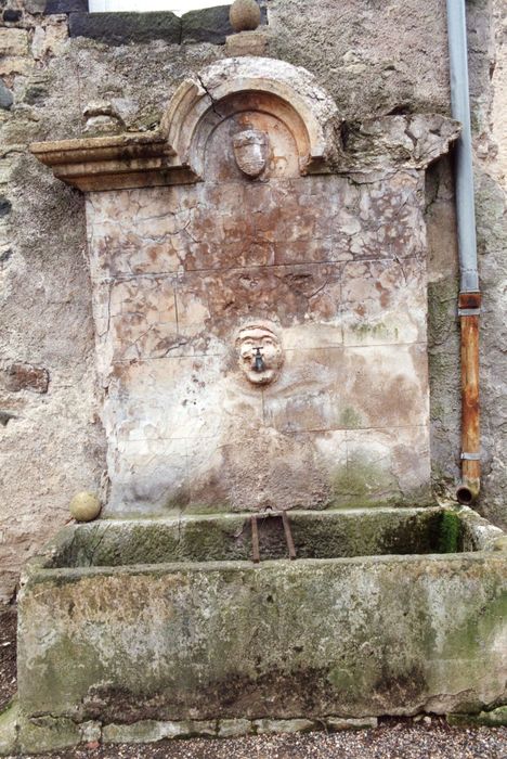 fontaine adossé aux écuries ouest