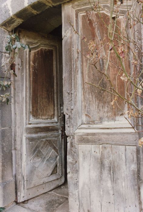 vantaux du portail est au bâtiment conventuel