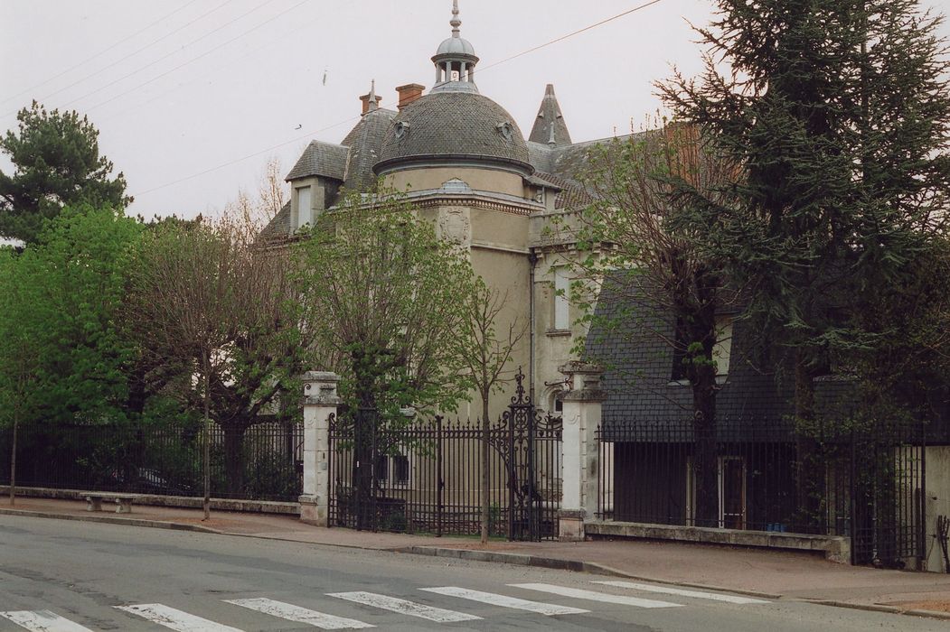 façade nord-ouest depuis la rue, vue partielle