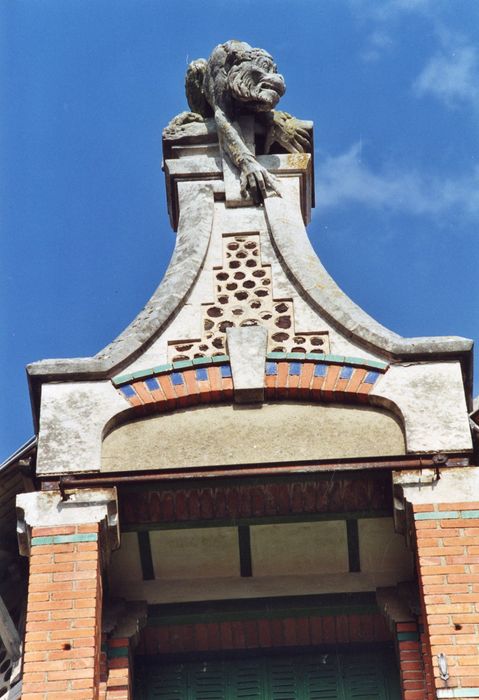 façade sur rue, détail de l’oriel amorti par une chimère