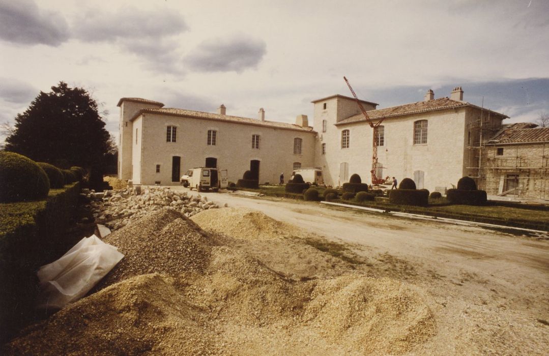 vue générale du château depuis le l’angle sud-est de la cour d’honneur