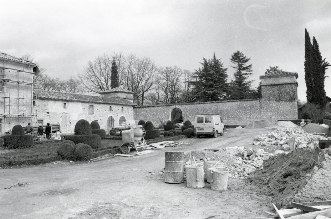 vue partielle de la cour d’honneur depuis l’angle sud-ouest