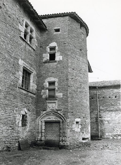 cour intérieure, façade ouest, tour d’escalier