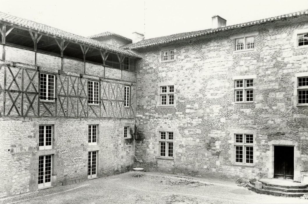 cour intérieure,ailes nord et ouest, façades sud et est, vue partielle