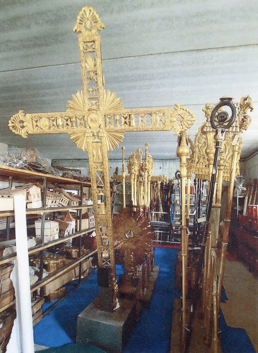 croix de procession de la confrérie des Pénitents Blancs : instruments de la passion (les) - © Ministère de la Culture (France), Médiathèque du patrimoine et de la photographie, Tous droits réservés 
