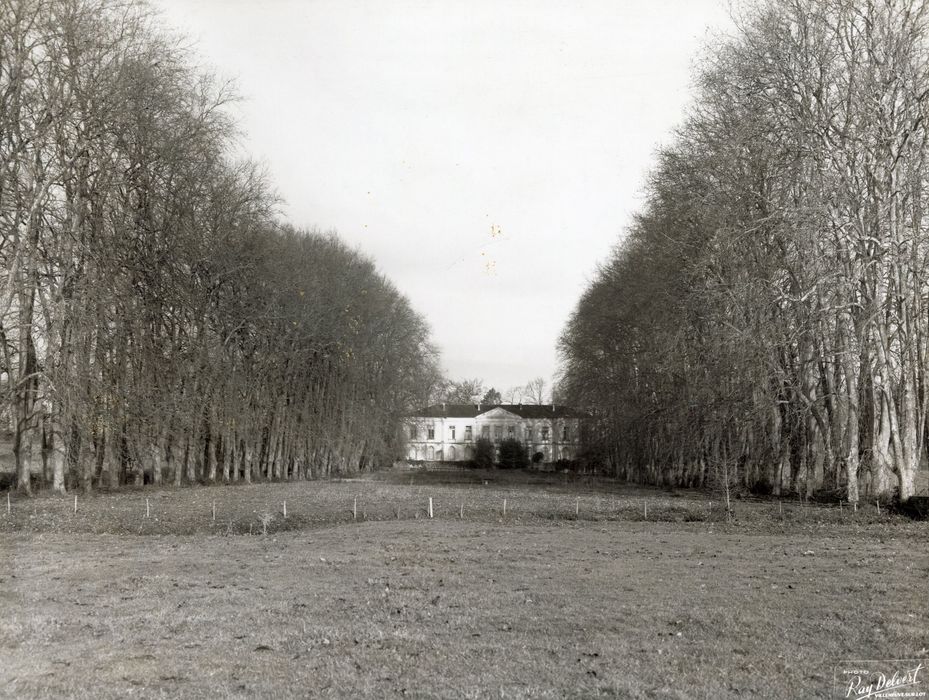 vue générale du château dans son environnement depuis le Sud