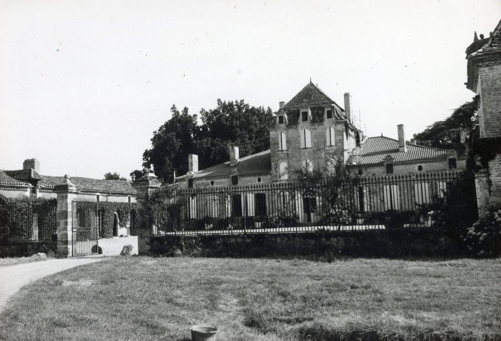 grille d’accès nord à la cour d’honneur