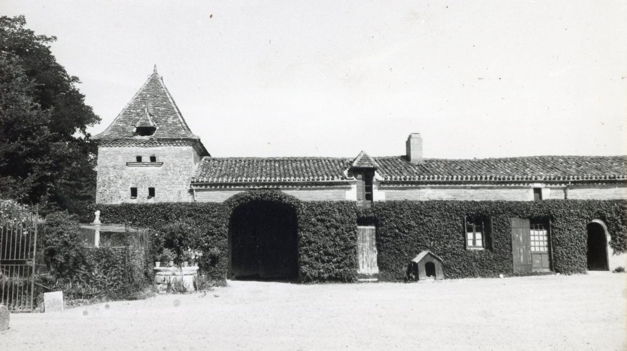 aile est sur la cour d’honneur, façade ouest