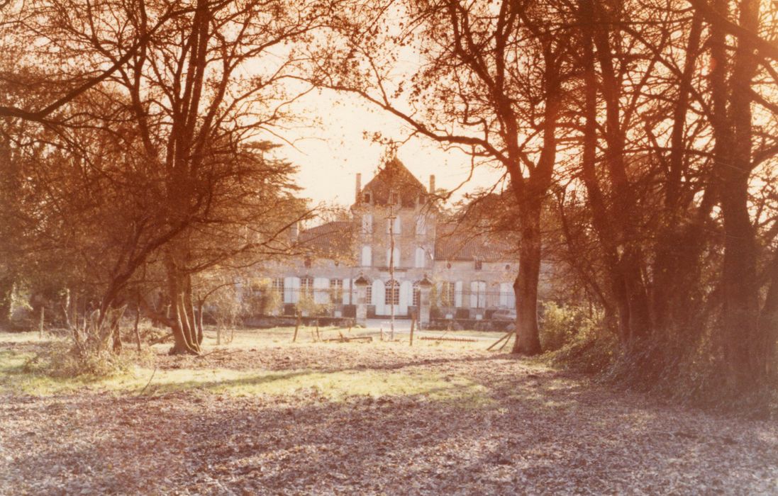 vue partielle du château dans son environnement depuis le Nord