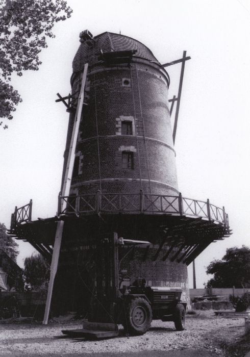 vue générale du moulin lors de la fixation des ailes (photocopie numérisée)