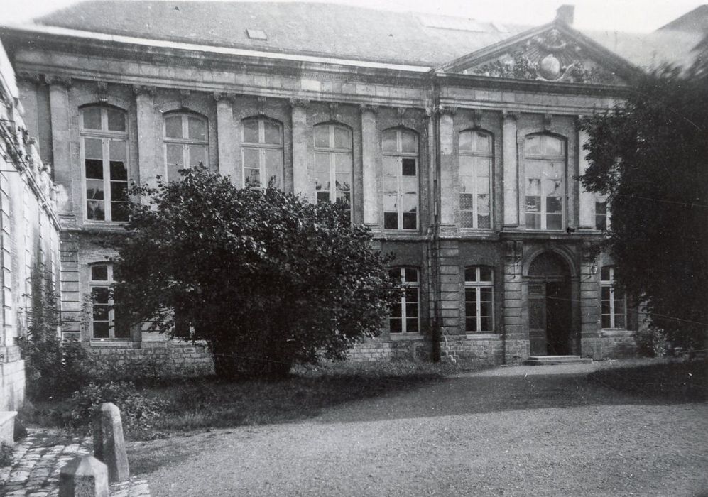 façade sur jardin, vue partielle