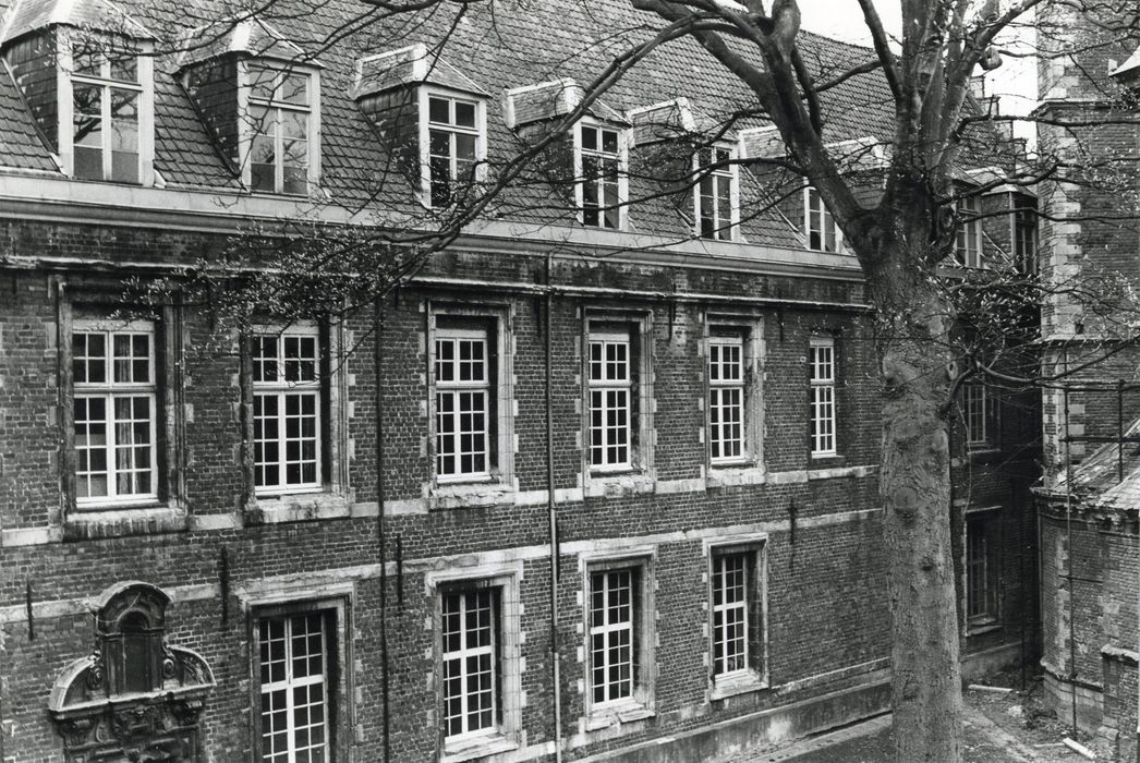 Bâtiment du 17e siècle, façade nord, vue partielle