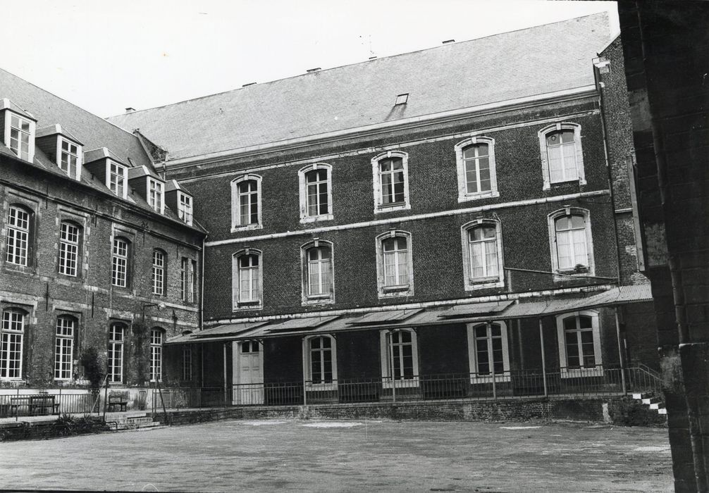 Bâtiment du 18e siècle, façade ouest sur la cour sud