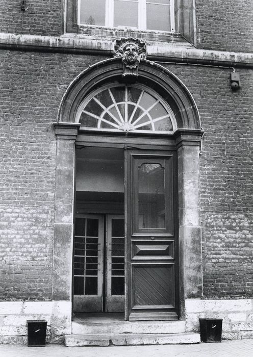 Bâtiment du 18e siècle, porte d’accès est