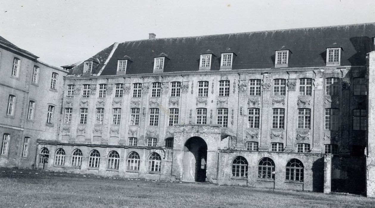 Façade sud sur cour