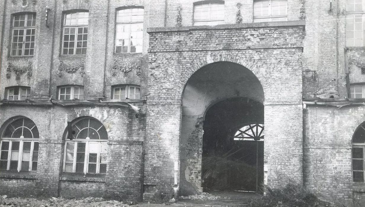 façade sud sur cour, vue partielle