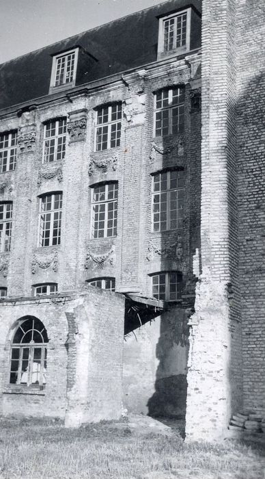 Façade sud sur cour, vue partielle