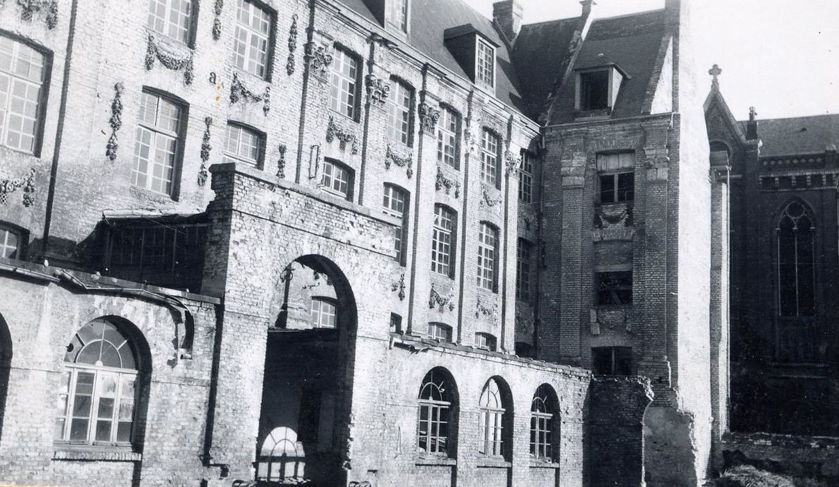 Façade sud sur cour, vue partielle